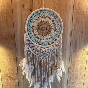 “Wit met licht blauw handgemaakte Balinese dromenvanger van 50 cm, decoratief item voor interieur en spirituele balans.”